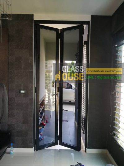 บานเฟี้ยมรางบน Glass house