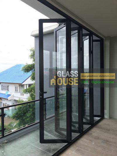 บานเฟี้ยม Glass house